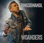 Text: "RINGSGWANDL" und "WOANDERS". Eine Person in Jeansjacke hebt die Hände, ein nachdenklicher Ausdruck.