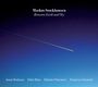 Text oben: "Markus Stockhausen Between Earth and Sky". Unten Namen: Annie Barbazza, Fabio Mina, Fabrizio Ottaviucci, Francesco Savoretti. Oben ein heller Streifen auf dunkelblauem Hintergrund.