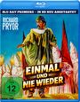 Richard Pryor steht erschrocken inmitten von Menschen mit Klan-Kutten. Text: "Einmal und nie wieder", FSK 12.