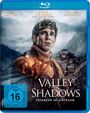 „Valley of Shadows: Gefangen im Albtraum“, über einem Mann vor Bergen und Dörfern. FSK 16. Oben Namen der Schauspieler.