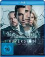 "REVERSION: TRAUE NIEMANDEM!" steht über gespiegelten Gesichtern und einer Stadt bei Nacht. FSK 16.