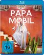 Text: "PAPA MOBIL EIN PAPST ON TOUR." Ein Mann im weißen Gewand sitzt auf einer Treppe mit Kakteen und Tauben um ihn herum.