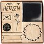 Holzstempelset mit "von Herzen", "für dich", Umschlag, Blume, Kranz und Banner. Enthält ein Stempelkissen.