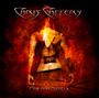 "Chris Caffery" und "Pins and Needles". Eine Illustration eines kopflosen, brennenden Körpers mit Stecknadeln im Hintergrund.