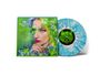 Covertext: SERAINA TELLI, GREEN. Porträt einer Frau mit buntem Haar, Blumen und einem strahlenden, psychedelischen Vinyl.