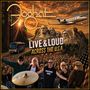 "Live & Loud Across the U.S.A": Eine Menschenmenge vor vier Musikern und Mount Rushmore, mit Flugzeug und Adler.