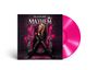 „MADAME MAYHEM“, „HEADCASE“. Eine Frau auf einem verzierten Thron vor pinken Farbflecken, pinke Vinyl-Schallplatte.