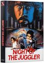 „NIGHT OF THE JUGGLER“ in roter Schrift. Bedrohliches Gesicht im Hintergrund, ein Mann und eine Frau vorne. düstere Stadt.