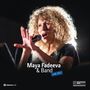 Maya Fadeeva & Band LIVE 2025. Eine Frau mit lockigem Haar singt leidenschaftlich in ein Mikrofon.