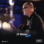 "JP Weber LIVE 2025" steht im Vordergrund, daneben Logos. Ein Mann spielt Gitarre und singt in ein Mikrofon.