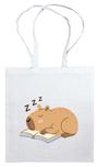 "Zzz" über einem schlafenden Capybara, das auf einem Buch ruht. Illustrationsstil auf einer weißen Tragetasche.