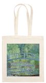 Gemälde einer Brücke über einem Teich mit Seerosen, dominierende Farben sind Grün und Blau. Auf einer Stofftasche.