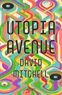 "Utopia Avenue, David Mitchell. Roman." Bunte, geschwungene, psychedelisch anmutende Muster, zwei Schallplatten.