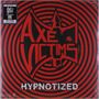 "Axe Victims" und "Hypnotized" in rot-schwarz mit einem Logo und konzentrischen Kreisen. Vinyl-Cover-Gestaltung.
