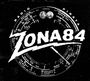„ZONA84“ in großen, weißen Buchstaben. Rundes Design mit Städtenamen und Skalen, oben „RADIO PIRATA“.