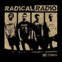 "RADICAL RADIO" und "ES TIEMPO" in großen Buchstaben. Vier Männer in schwarz-weißer Silhouette nebeneinander.