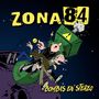"ZONA 84" und "BOMBAS EN STEREO" in gelber Schrift, drei gezeichnete Charaktere im Weltraum, ein Roboter, Box mit Warnzeichen.