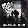 "Maka Bar. Hinlänglich belegt." Schattenhafte Personen gehen durch einen Tunnel, Wände mit Graffiti verziert.