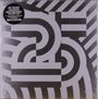 "25 Years Cocoon Recordings Volume Two" auf schwarzem Kreis. Schwarz-weißes geometrisches Muster.