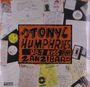 Verschiedene handgeschriebene Notizen umrahmen ein oranges Plakat mit „TONY HUMPHRIES 98.1 KISS F.M. ZANZIBAR“.