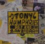 Ein gelbes Logo mit schwarzem Text: "TONY HUMPHRIES 98.1 KISS F.M. ZANZIBAR", umgeben von handgeschriebenen Notizen.
