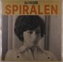 DJ KOZE, SPIRALEN. Sepia Porträt einer Person mit dunklem Haar und nachdenklichem Ausdruck.
