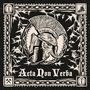 Text: "Acta Non Verba". Ein Helm im antiken Stil, umgeben von einem dekorativen Muster mit Symbolen in den Ecken.