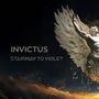 Text "INVICTUS" und "STAIRWAY TO VIOLET". Abbildung eines Engels mit weit ausgestreckten Flügeln in dunkler Atmosphäre.