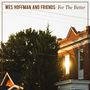 WES HOFFMAN AND FRIENDS For The Better. Sonnenstrahlen scheinen durch das Fenster eines Backsteingebäudes.
