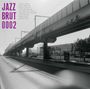 "Jazz Brut 0002" in großer Schrift, darunter Namen. Eine Brücke verläuft über eine leere Straße, schwarz-weiß Darstellung.