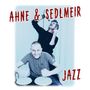 Text: "AHNE & SEDLMEIR JAZZ". Ein Mann singt leidenschaftlich in ein Mikrofon, ein anderer spielt auf Trommeln.