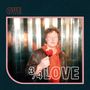 „OVE 3/4 LOVE“ - Ein Mann hält einen angebissenen roten Apfel vor glänzendem Hintergrund.