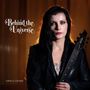 "Behind the Universe" und "Kamila Csenge". Eine Frau mit langen dunklen Haaren hält eine Gitarre. Hintergrund in warmen Tönen.