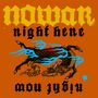 „nowar night here“ in gotischer Schrift, zentrales Design: Fabelwesen mit blauen Flammen auf orangefarbenem Hintergrund.