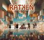Text: "RATKEN" oben, "OUR HOUSE" unten. Band spielt Musik vor surrealem, würfelförmigem Himmel mit Spiegelungen.