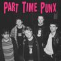 „Part Time Punx“ in pinker Schrift über fünf Männern in lässiger, alternativer Kleidung. 