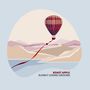 "Roast Apple. Slowly Losing Ground." Illustration eines Heißluftballons über einer stilisierten Landschaft mit Bergen und Wasser.