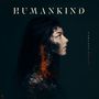 Texte: "HUMANKIND", "PERFECT WORLD". Profil einer Frau, deren Gesicht und Hals in Maschinenstruktur übergehen.
