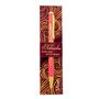 "Schreiben ist das Spiel mit der Fantasie." Dekorative Verpackung mit elegant gemustertem Stift auf rotem Hintergrund.