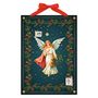 Adventskalender mit Zahlen 1-24, Engel in der Mitte, umgeben von Sternen und weihnachtlichen Blättern, rote Schleife oben.