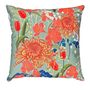 Keine Texte vorhanden. Kissen mit buntem Blumenmuster: rote, orange und blaue Blumen auf grünem Hintergrund.