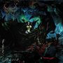 "The Occultist of Swylm". Eine Frau mit schwarzem Haar reitet einen Drachen, umgeben von dunklen, mystischen Farben.