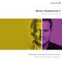 Mozart Symphonies V, Nos. 8, 22, 23 und 39. Folkwang Kammerorchester Essen, Johannes Klumpp. Logo und Porträt-Kombination.