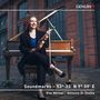 Soundmarks – 53° 33' N 9° 59' E. Eva Wetzel | Antonio Di Dedda. Eine Frau sitzt mit Geige vor einem Flügel vor industrieller Kulisse.