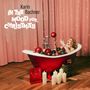 Text: "Karin Bachner IN THE MOOD FOR CHRISTMAS". Eine Frau in einer roten Badewanne voller Weihnachtskugeln.