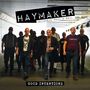 „HAYMAKER – SKINHEAD ROCK'N'ROLL – GOOD INTENTIONS“. Eine Gruppe von acht Männern geht durch einen Tunnel.