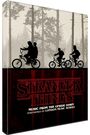 "STRANGER THINGS. MUSIC FROM THE UPSIDE DOWN. Silhouetten von Radfahrern vor Bäumen und einem spiegelnden Untergrund."