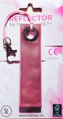 "Reflector for Traffic Safety" und "Made in Estonia, EU". Ein rosa Reflektor mit Karabiner und Band.