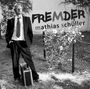 Text: "FREMDER, mathias schüller". Ein Mann im Anzug steht draußen neben einem Zaun und einem Koffer.