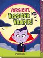 „Vorsicht, bissiger Vampir!“. Eine niedliche Vampirfigur steht vor einem großen, leuchtenden Vollmond.